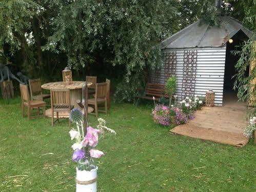 Skipbridge Farm Shepherds Huts Campground Green Hammerton Exterior photo